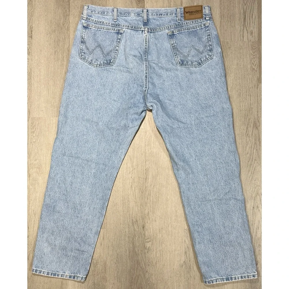 Wrangler Rugged Wear Classic Fit Jeans Men's Size 42x30 Straight Leg Light Wash